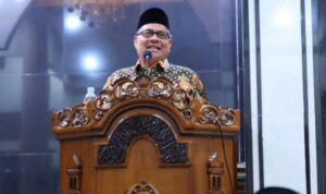 Ketua DPRD Sumbar, Muhidi sewaktu memberikan tausiyah di Masjid Al Manar Dadok Tunggul Hitam Kota Padang, MInggu, 9/3/2025.(foto hms/spiritsumbar)