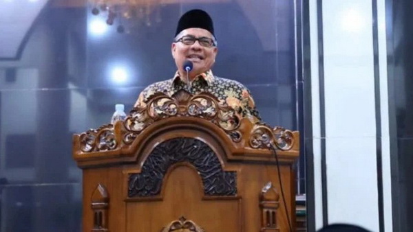 Ketua DPRD Sumbar, Muhidi sewaktu memberikan tausiyah di Masjid Al Manar Dadok Tunggul Hitam Kota Padang, MInggu, 9/3/2025.(foto hms/spiritsumbar)